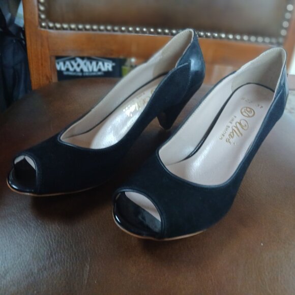 Sharp suede leather pumps. New and Unworn. - Picture 1 of 7
